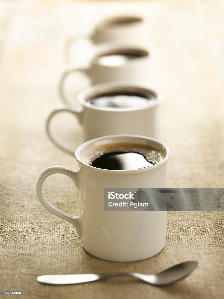 Чашки для кофе на столе - Стоковые фото Бежевый роялти-фри