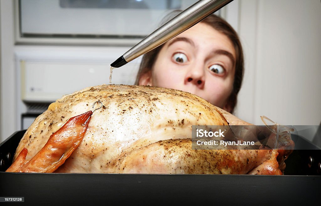 Jeune fille en regardant la dinde de Thanksgiving de préparation - Photo de Humour libre de droits