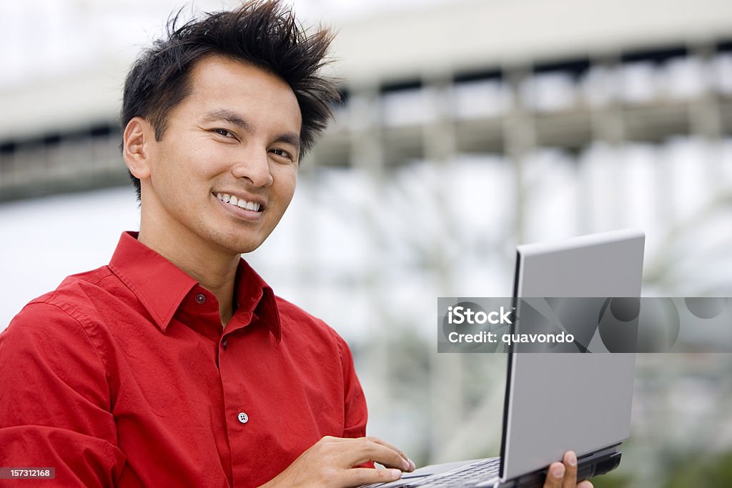 Retrato de homem de negócios asiáticos usando um Laptop ao ar livre, espaço para texto - Foto de stock de Laptop royalty-free