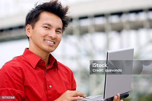 Retrato De Homem De Negócios Asiático Com Computador Portátil Ao Ar Livre Espaço Para Texto - Fotografias de stock e mais imagens de Computador Portátil