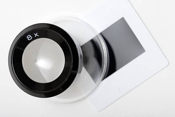 lupa e slide - loupe lightbox magnifying glass photography - fotografias e filmes do acervo