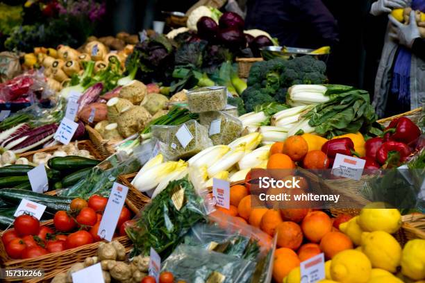 Comprar Greengrocery - Fotografias de stock e mais imagens de Mercado - Espaço de Venda a Retalho - Mercado - Espaço de Venda a Retalho, Amontoar, Banca de Mercado