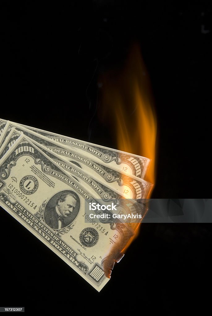 Mille dollari di banconote su fuoco/isolato su nero-Soldi da bruciare - Foto stock royalty-free di Fuoco