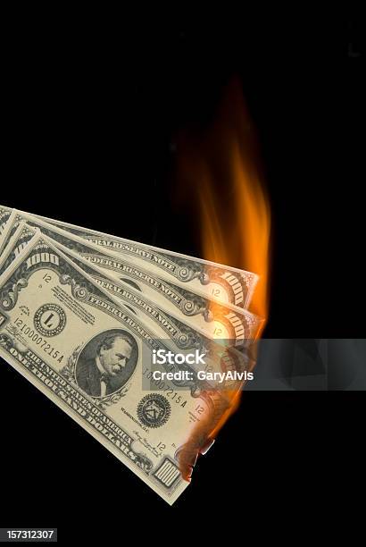 Mille Dollari Di Banconote Su Fuoco Isolato Su Nerosoldi Da Bruciare - Fotografie stock e altre immagini di Fuoco
