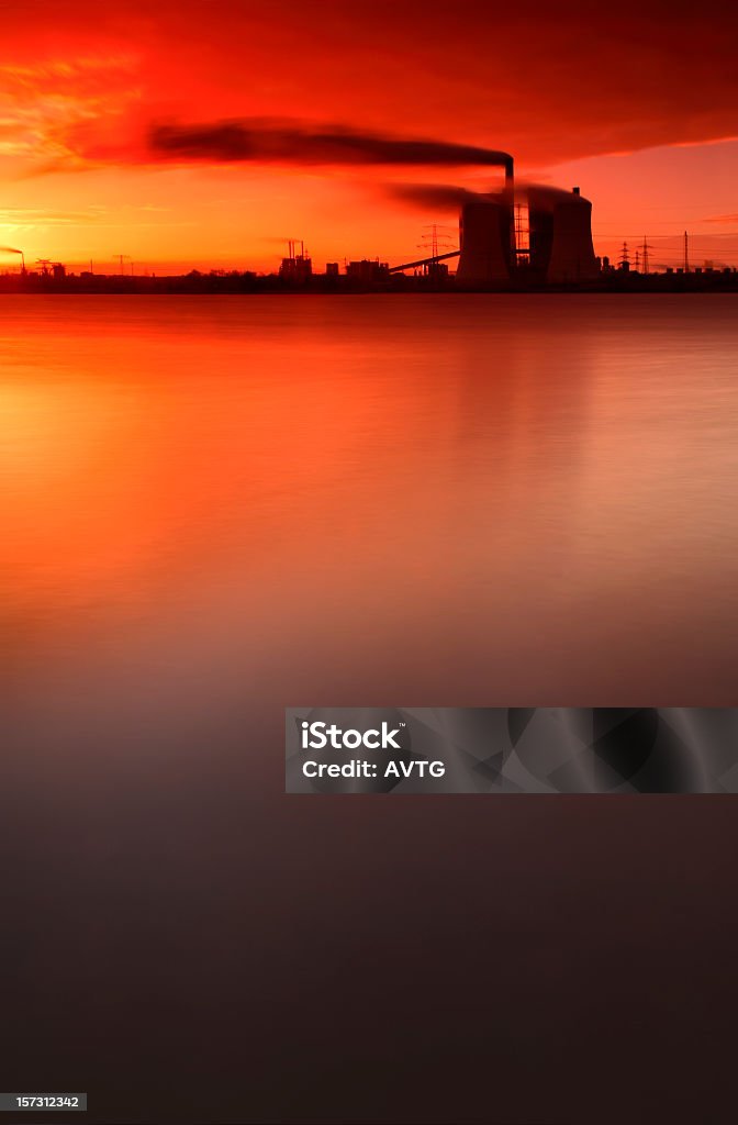 Lakeshore Powerplant all'alba - Foto stock royalty-free di Acqua