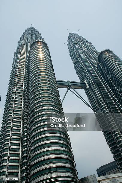 Photo libre de droit de Les Tours Petronas Towers À Kuala Lumpur En Malaisie banque d'images et plus d'images libres de droit de Affaires