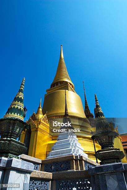 Foto de Estupa Dourada Em Wat Phra Kaew e mais fotos de stock de Azulejo - Azulejo, Bangkok, Capitais internacionais
