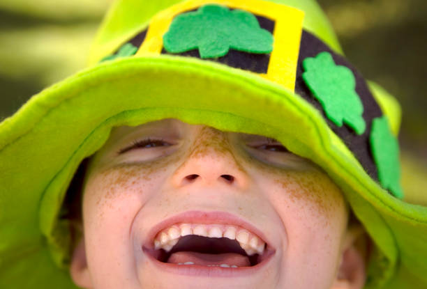 niño irlandés de san patricio día sombrero trébol niño sonriendo duende irlandés - st patricks day irish culture child leprechaun fotografías e imágenes de stock