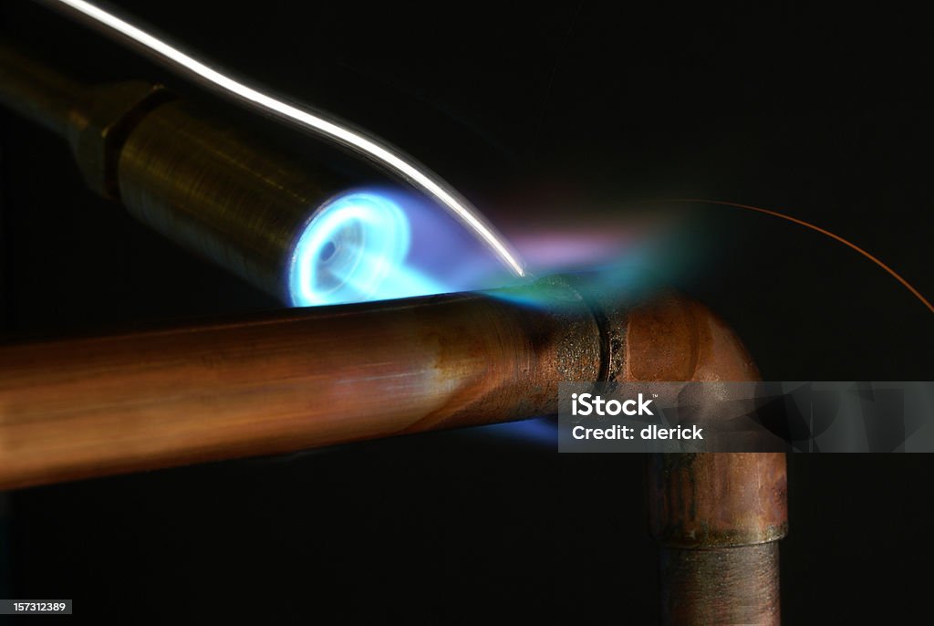 Weichlöten copper water pipe - Lizenzfrei Schwarzer Hintergrund Stock-Foto