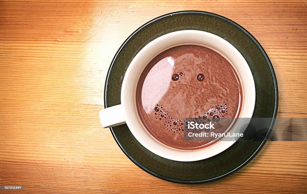 Bebida de café caliente cara con sonrisa de burbujas - Foto de stock de Chocolate caliente libre de derechos