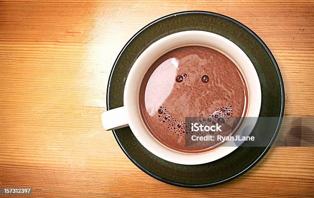 Bebida De Café Caliente Cara Con Sonrisa De Burbujas Foto de stock y más banco de imágenes de Chocolate caliente