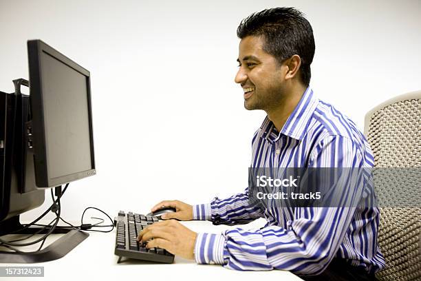 幸せな笑顔の会社員はコンピュータで - 管理者のストックフォトや画像を多数ご用意 - 管理者, コンピュータ, コールセンター