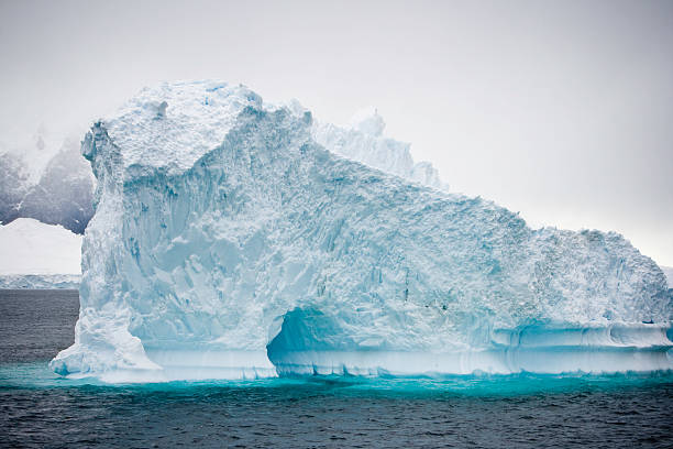 antartide arco naturale - rough antarctica wintry landscape south pole foto e immagini stock
