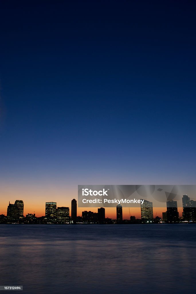 Silhueta brilhante cidade à beira-mar ao pôr do sol - Foto de stock de Noite royalty-free