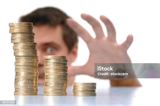 Photo libre de droit de Homme Regarde Croissante De Pièces De Monnaie banque d'images et plus d'images libres de droit de Dérober - Crime - Dérober - Crime, Monnaie, Empilé