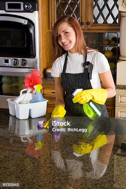 En La Cocina Serie Foto de stock y más banco de imágenes de Adulto - Adulto, Adulto joven, Alegre