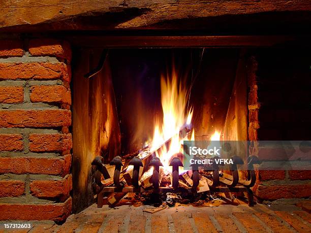 Chimenea Foto de stock y más banco de imágenes de Chimenea - Construcción para calentarse - Chimenea - Construcción para calentarse, Ladrillo, Cuarto de estar