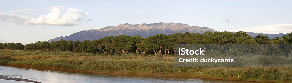 Las montañas Sandia & panorámica del río Grande - Foto de stock de Nuevo México libre de derechos