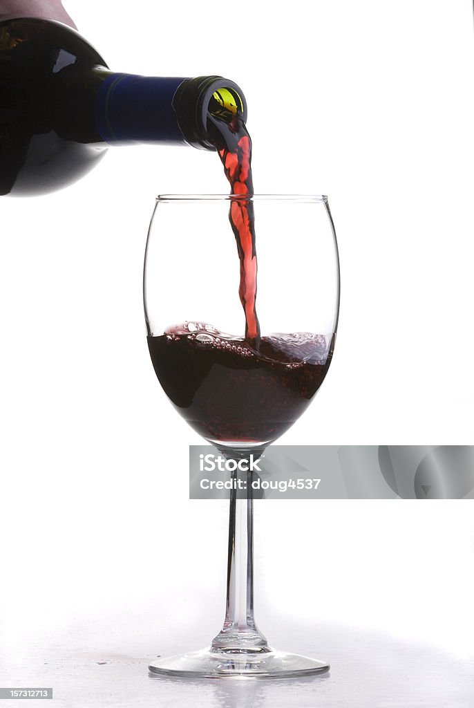 Наливать Красное вино - Стоковые фото Белый фон роялти-фри