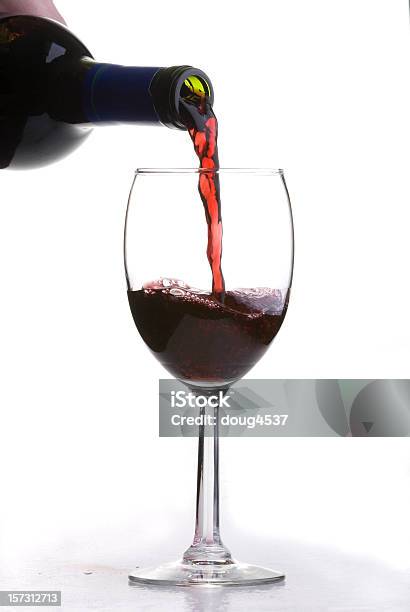 Наливать Красное Вино — стоковые фотографии и другие картинки Белый фон - Белый фон, Вино, Красное вино