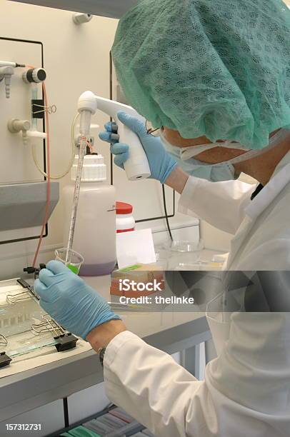 Investigación Médica Foto de stock y más banco de imágenes de ADN - ADN, Accesorio de cabeza, Analizar