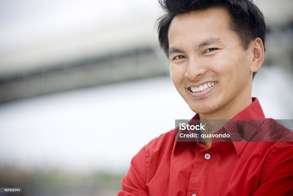 Asiatische junge Business Mann Porträt, Lächeln im Freien Textfreiraum - Lizenzfrei Eleganz Stock-Foto