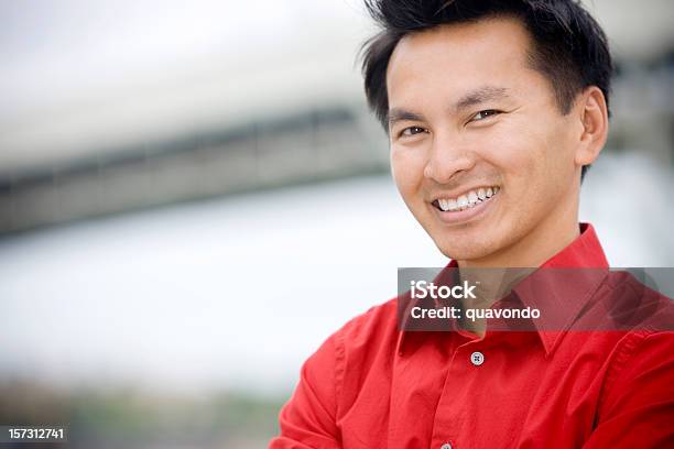 Asiatische Junge Business Mann Porträt Lächeln Im Freien Textfreiraum Stockfoto und mehr Bilder von Eleganz