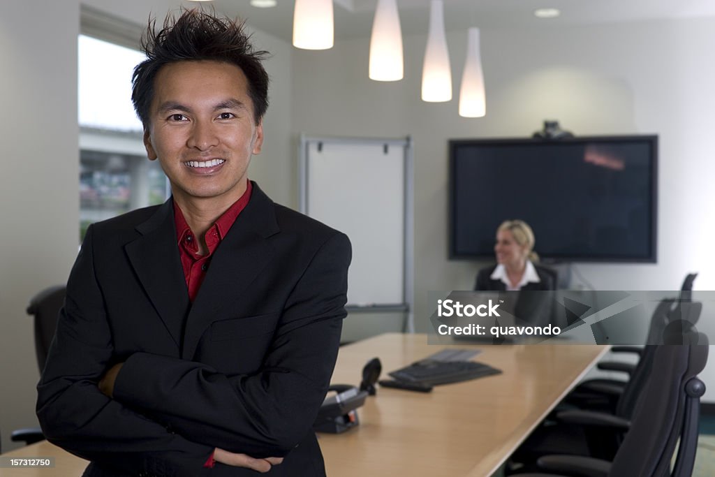Hombre de negocios asiáticos con colaborador en la sala de reuniones, espacio de copia - Foto de stock de 20 a 29 años libre de derechos