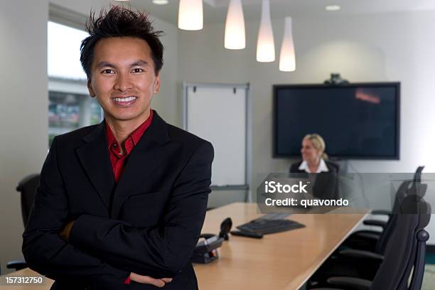 Homem De Negócios Asiáticos Com Colega De Trabalho Na Sala De Reuniões Espaço Para Texto - Fotografias de stock e mais imagens de 20-29 Anos