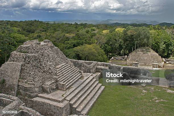 Caana マヤのピラミッド嵐や熱帯雨林を一望するカラコル遺跡ベリーズ - ベリーズのストックフォトや画像を多数ご用意 - ベリーズ, 雨林, マヤ
