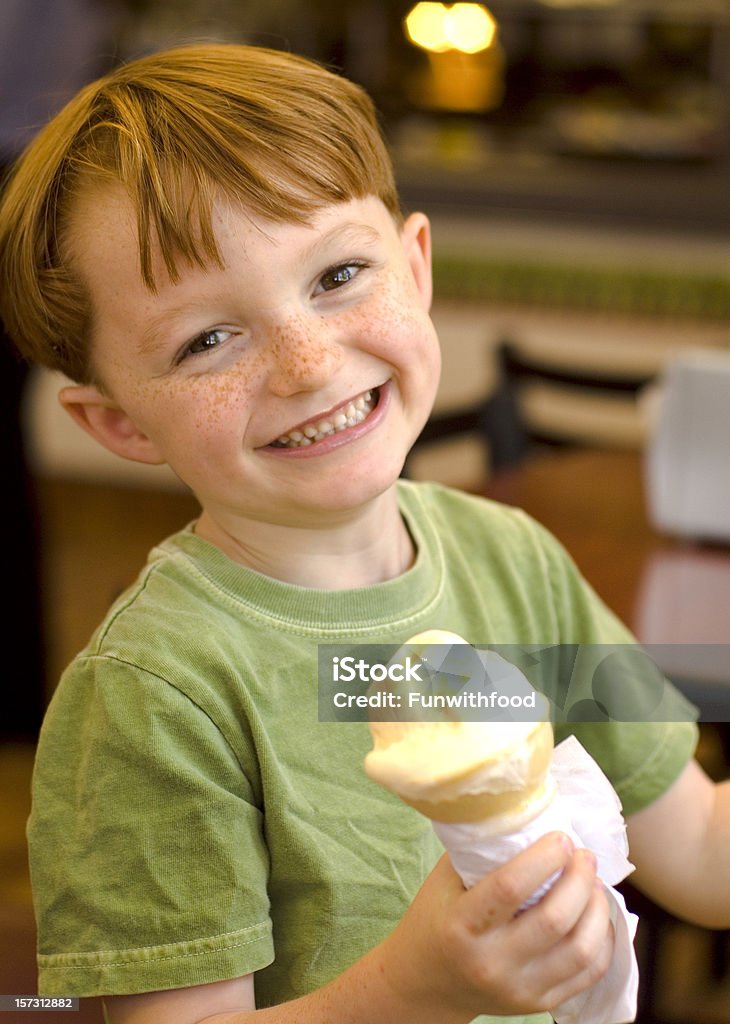 Menino Sarda cara sorridente, filho & restaurante comer Cone de Gelado - Royalty-free Cabelo Ruivo Foto de stock