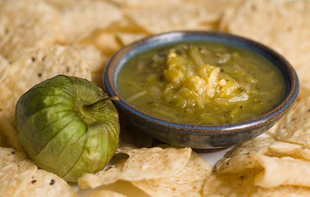 fritas e salsa verde - molho verde imagens e fotografias de stock