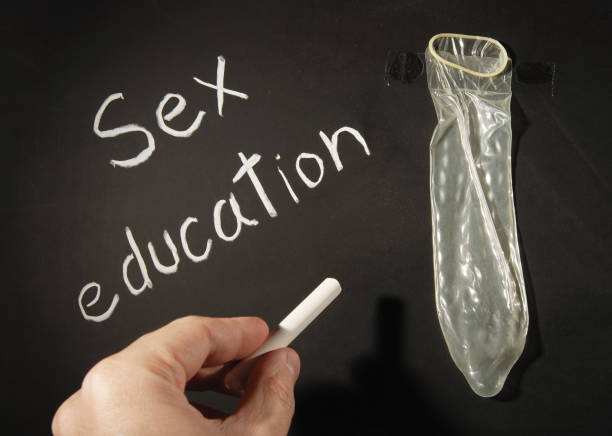 éducation sexuelle - condom sex education contraceptive aids photos et images de collection