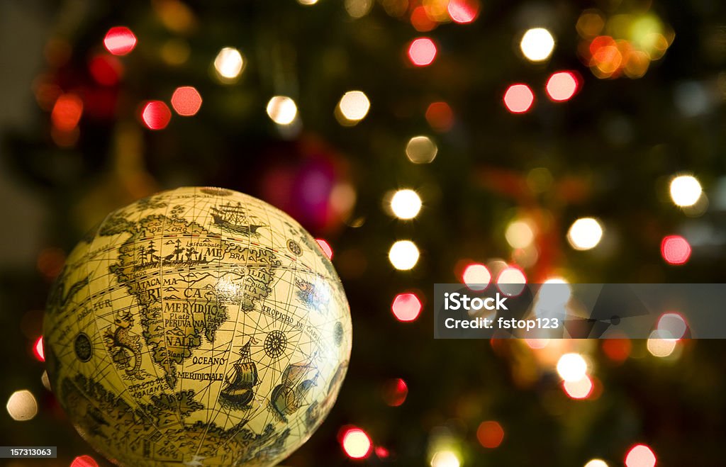 Fêtes de Noël. Arbre, globe avec le scintillement des lumières de couleur fond. Décoration. - Photo de Abstrait libre de droits