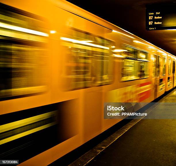 Tren De Metro Foto de stock y más banco de imágenes de Berliner Verkehrsbetriebe - Berliner Verkehrsbetriebe, Berlín, Alemania