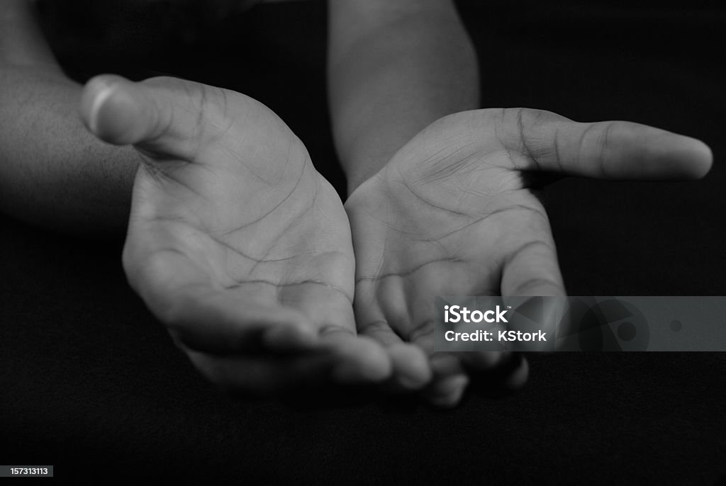 Accueillant les mains en noir et blanc - Photo de Rendre les armes libre de droits