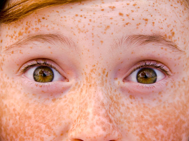 criança & olhos abertos, irlandês cabelo ruivo sarda rosto de menina surpresa - hazel eyes imagens e fotografias de stock