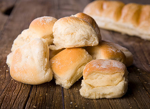 pão sobre madeira - bun imagens e fotografias de stock