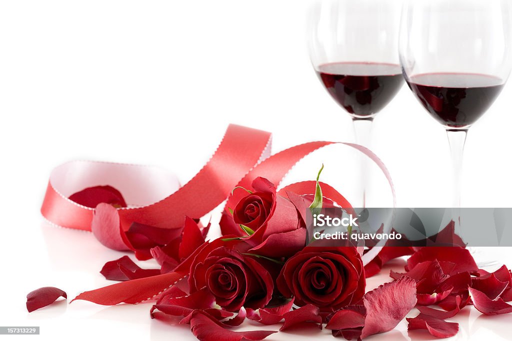 Strauß rote Rosen, Band und Wein auf weiss, Copyspace - Lizenzfrei Alkoholisches Getränk Stock-Foto