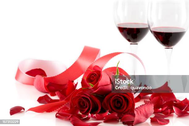 Strauß Rote Rosen Band Und Wein Auf Weiss Copyspace Stockfoto und mehr Bilder von Alkoholisches Getränk