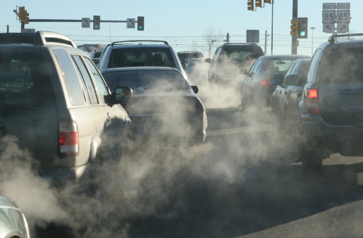 Contaminantes nubes de gases de escape aumento en el aire photo