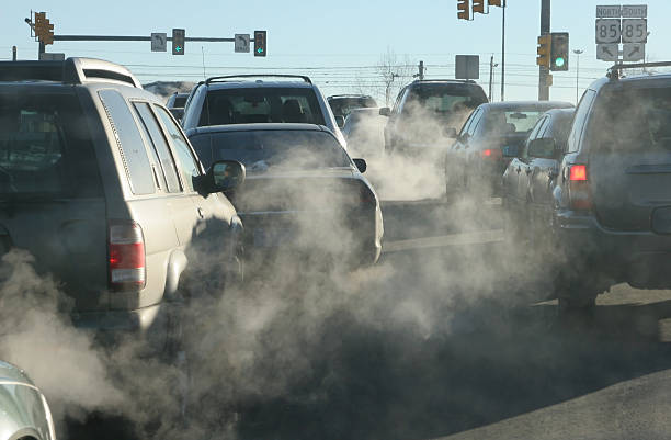poluentes nuvens de gases de escape no ar subam - poluição do ar imagens e fotografias de stock