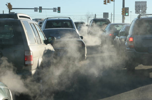 загрязнение clouds выпускного вредные пары посадкой в воздухе - pollution стоковые фото и изображения