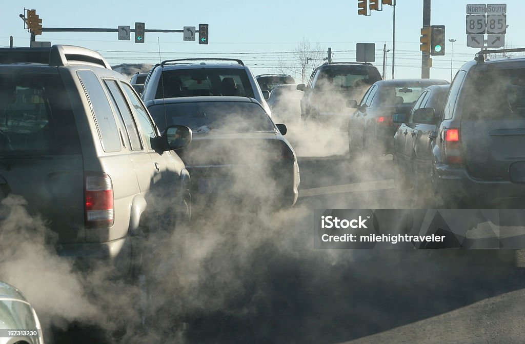 Polluting clouds of exhaust fumes rise in the air Denver Colorado - Royaltyfri Bil Bildbanksbilder