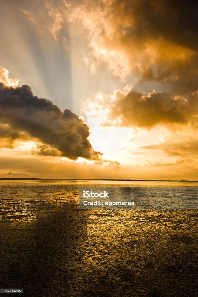 신비한 태양 광선 있는 흐린날 아침입니다 스카이 - 로열티 프리 바다 스톡 사진