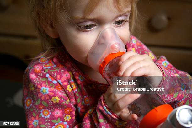 Asthma Mädchen Stockfoto und mehr Bilder von Asthmainhalator - Asthmainhalator, Asthmatisch, Einatmen