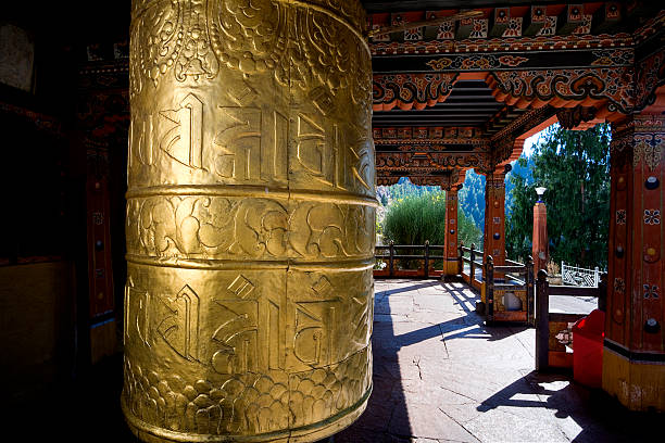 roues de prière bouddhiste - prayer wheel photos et images de collection