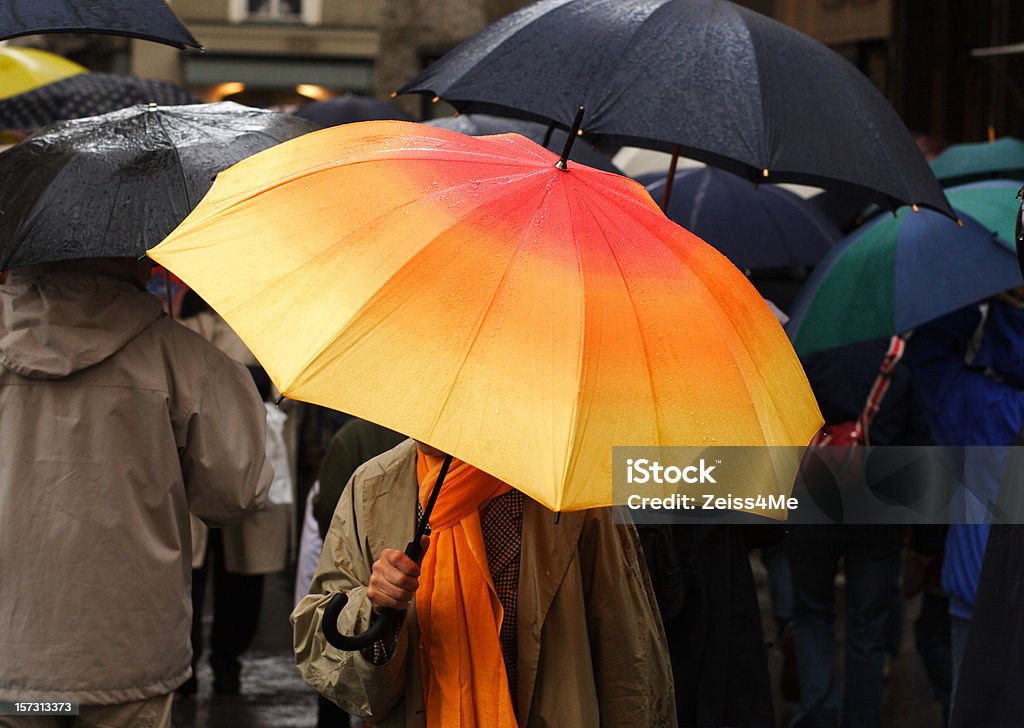 Красочные зонтики в дождь - Стоковые фото Апрель роялти-фри