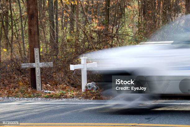 Memorial De Mortes Na Estrada De Tráfego - Fotografias de stock e mais imagens de Morte - Morte, Acidente - Evento Relacionado com o Transporte, Berma da Estrada