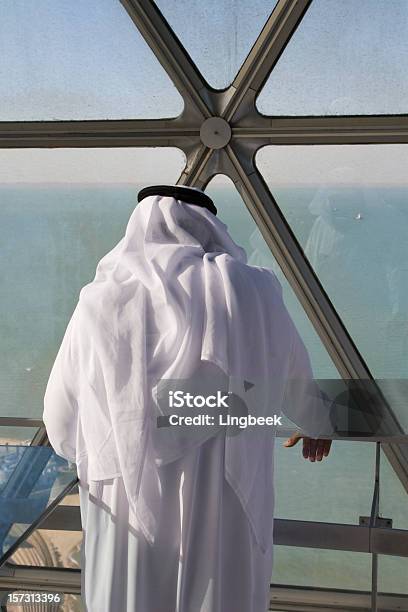 Arab Man W Kuwejcie Towers - zdjęcia stockowe i więcej obrazów Agal - Agal, Arabia, Architektura